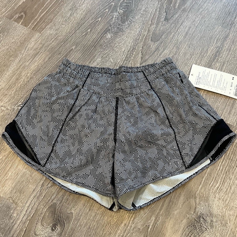 Lululemon Hotty Hot Short Size 4 NWT